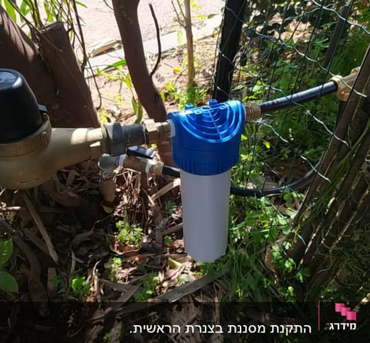 מסנן מים כחול מחובר לצינור חיצוני